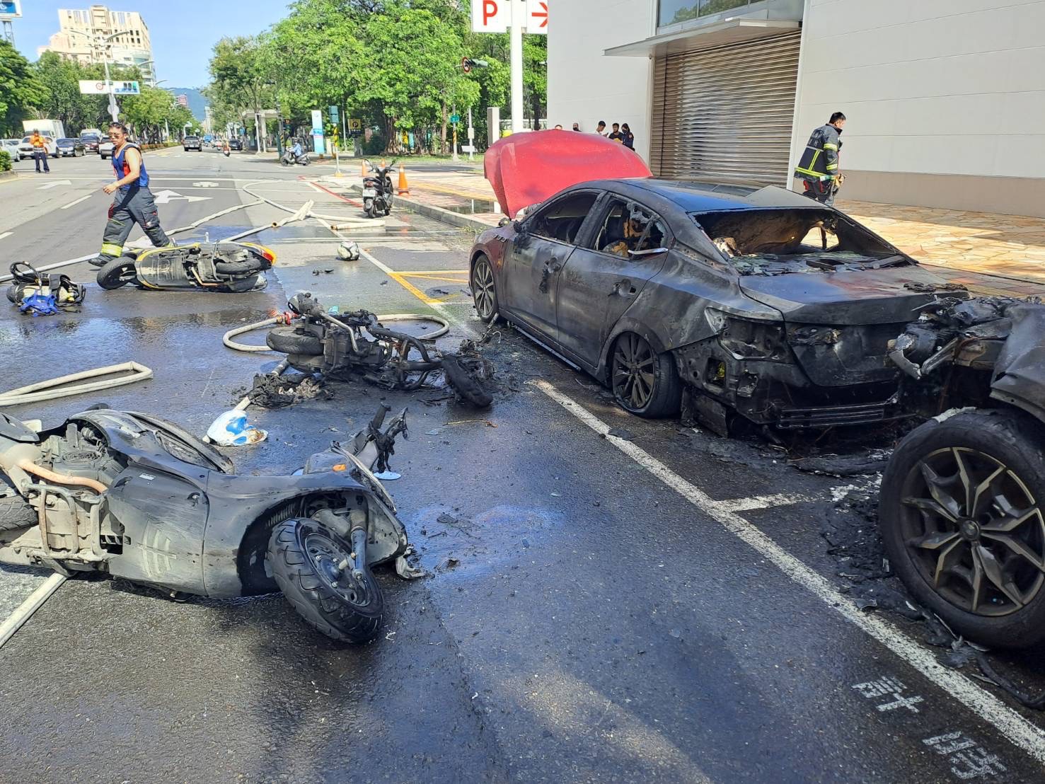高雄機車擦撞引發火警波及路旁汽車