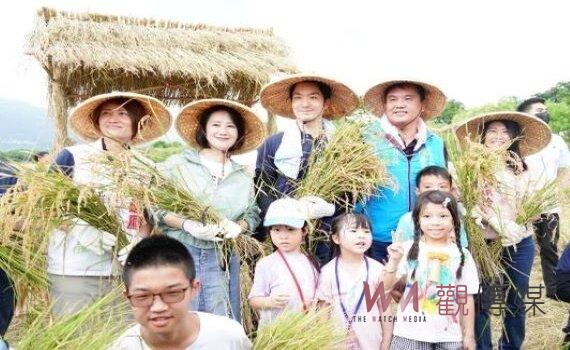 北市北投割稻趣 蔣萬安變裝稻農下田體驗籲珍惜糧食