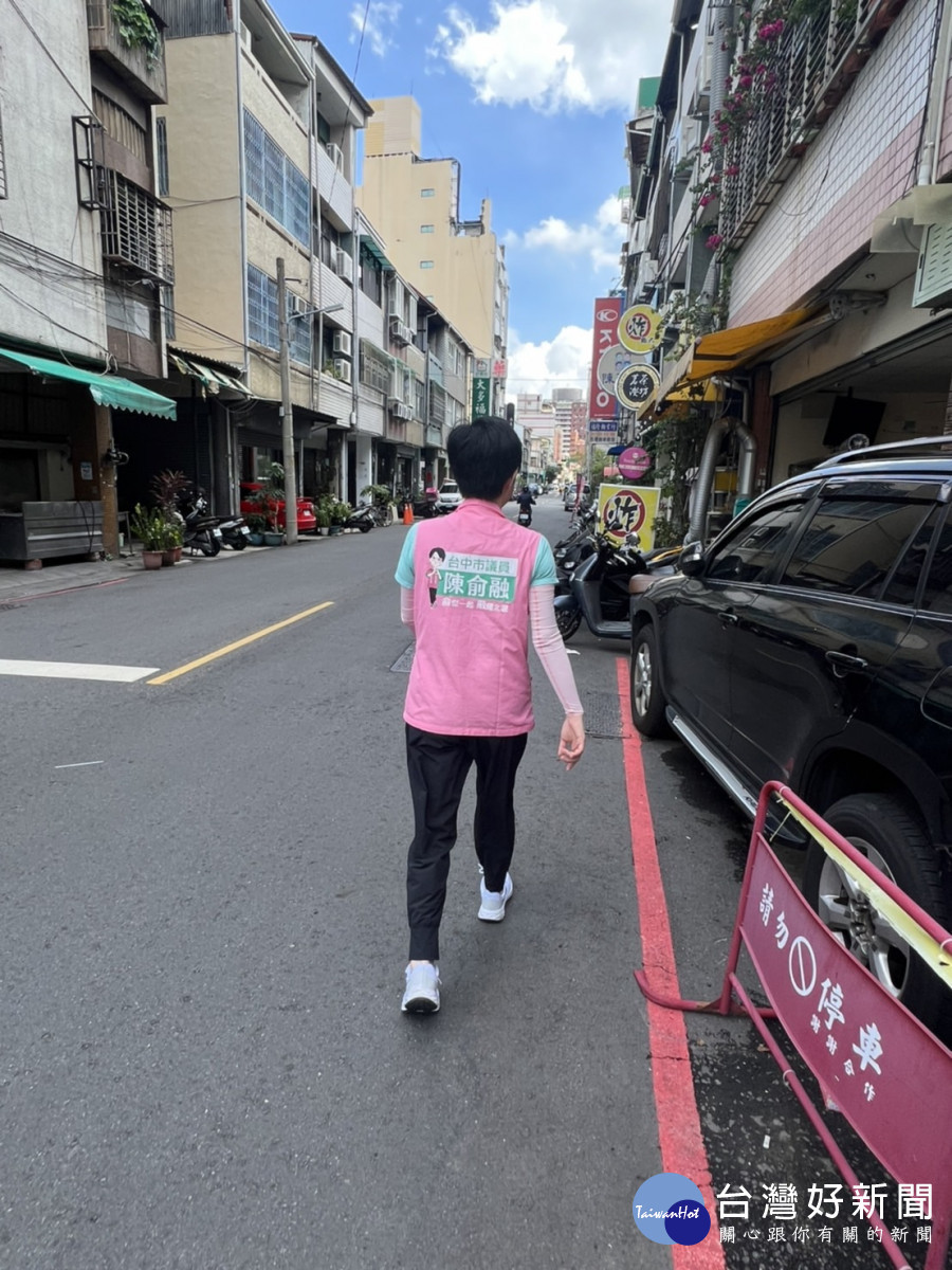 警方取締行人在未劃設人行道的道路不靠邊走,陳俞融批制度有檢討空間
