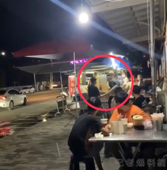 (打人遭壓制片)男持鋁棒毆打前妻老闆 反遭鎖喉壓制 雙雙進派出所 72 694313D4 5D55 4BB1 92D8 CC0AB66F86BC | 社會 社會 記者爆料網