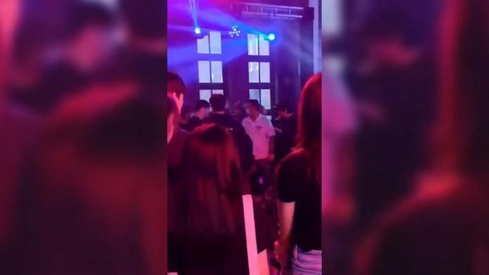 手遊活動台上選手遭碎嘴「打真爛」 親友團台下「真人PK」 77 311 18 | 社會 社會 記者爆料網