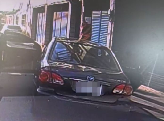 (自撞電線桿救援片)磨到爆胎!駕車自撞電桿 腳續踩油門右前輪磨到爆胎 75 | 社會 社會 記者爆料網