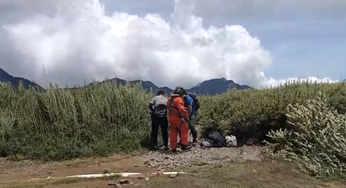 (黑鷹直升機救援片)台中雪山東峰及品田山登山客受傷 空勤黑鷹直升機救援 77 | 社會 社會 記者爆料網