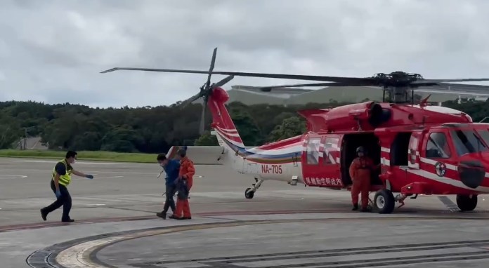 (黑鷹直升機救援片)台中雪山東峰及品田山登山客受傷 空勤黑鷹直升機救援 76 | 社會 社會 記者爆料網