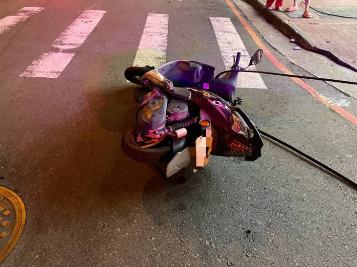 貨車車箱過高闖禍 扯落電線害路過騎士當街「犁田」 76 511 16 | 社會 社會 記者爆料網