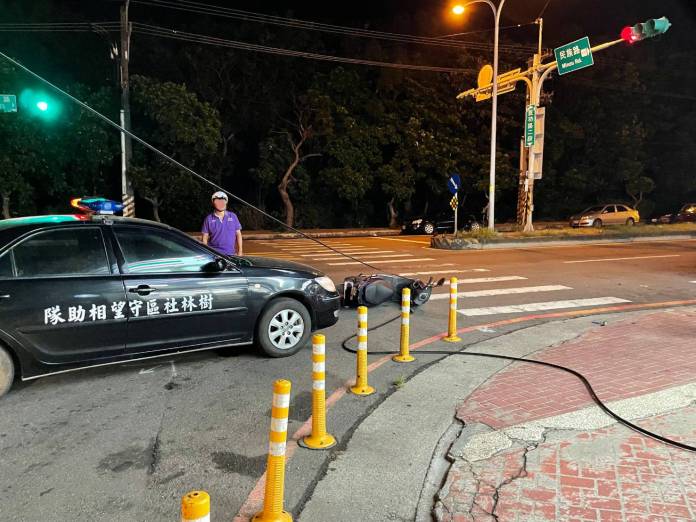 貨車車箱過高闖禍 扯落電線害路過騎士當街「犁田」 75 512 17 | 社會 社會 記者爆料網