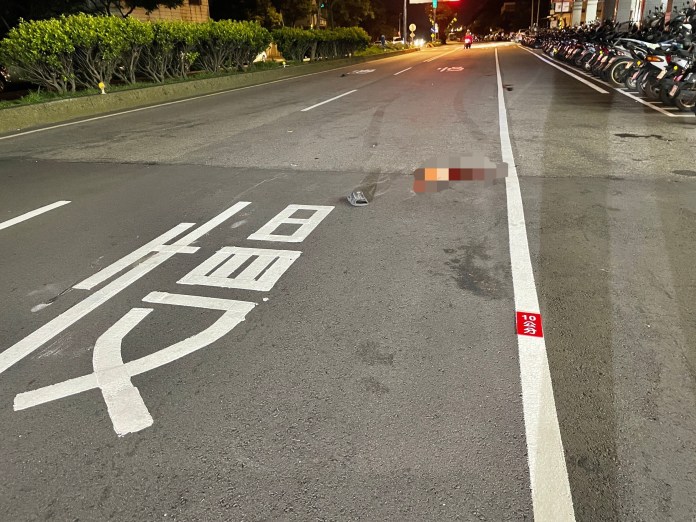 桃園男酒後「敢不敢躺馬路睡覺」 2機車繞道閃避下1秒賓士車輾過 74 712 7 | 社會 社會 記者爆料網