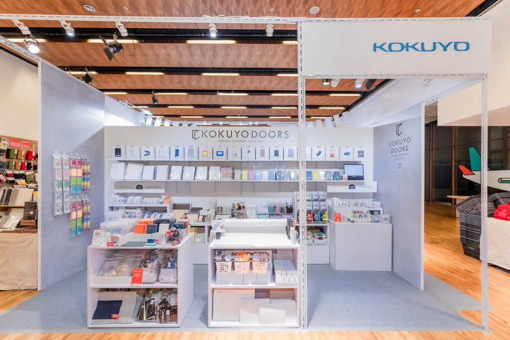 年初才剛於東京羽田機場設立的「KOKUYODOORS」概念店首次於海外獨家亮相,重現概念店現代感設計元素,更將限定商品空運來台,海外獨家販售|誠品書店「2023理想的文具」