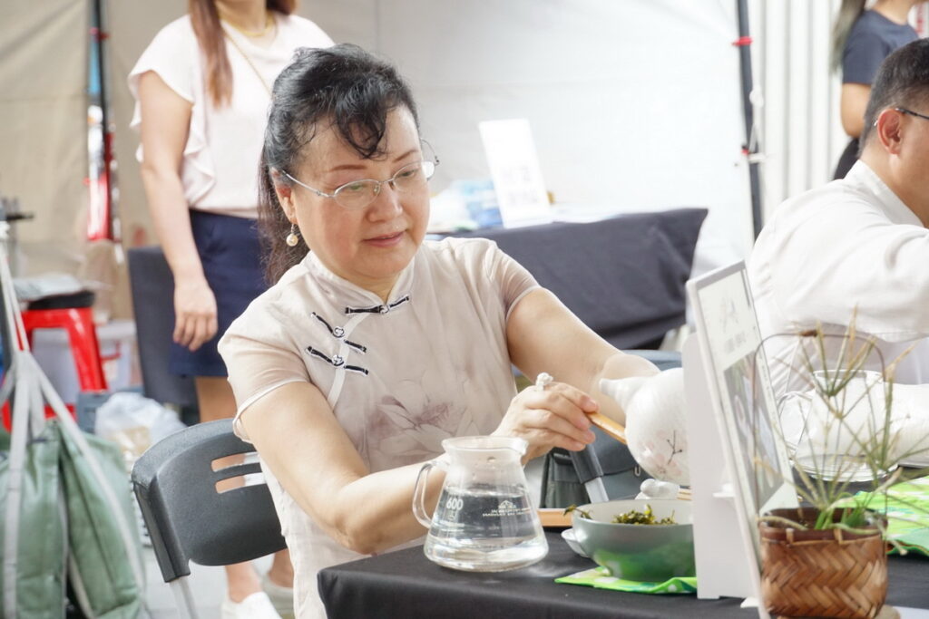 「2023至聖花茶人氣大賞」選手準備烹煮好茶給民眾品嘗