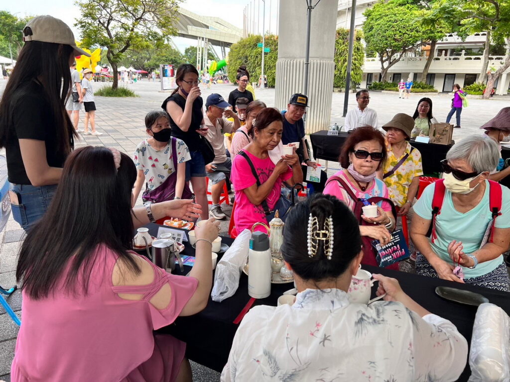 「2023至聖花茶人氣大賞」選手準備烹煮好茶給民眾品嘗