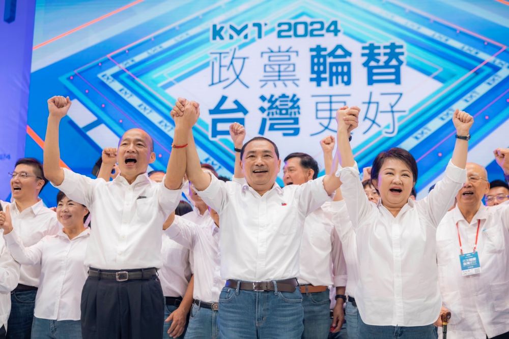 《圖說》國民黨全代會今日正式通過侯友宜為國民黨總統參選人,漢子、禿子、燕子合影。〈侯選辦提供〉
