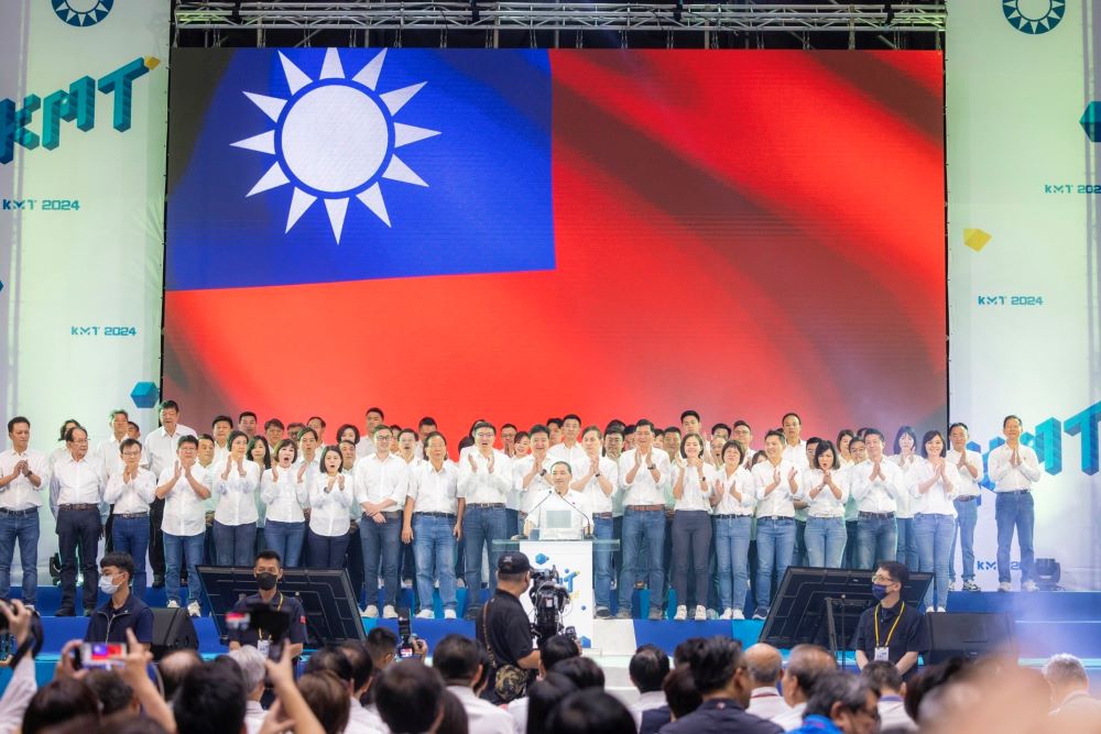 《圖說》國民黨全代會通過侯友宜為國民黨總統參選人合影,展現團結決心。〈侯選辦提供〉