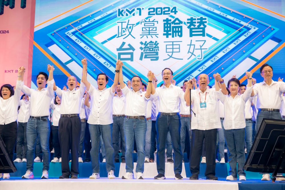 《圖說》國民黨全代會通過侯友宜為國民黨總統參選人,馬英九、朱立倫、吳伯雄等人站台以示團結。〈侯選辦提供〉