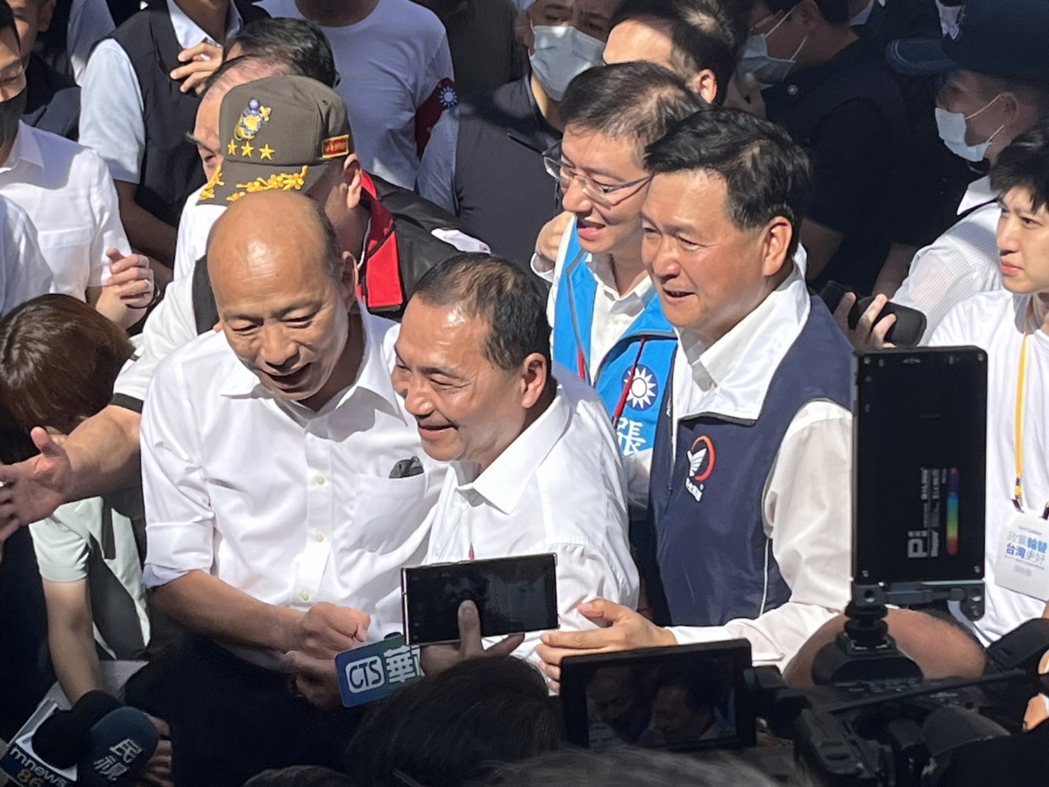 韓國瑜現身黨代表大會許「三個願望」 侯友宜攬緊緊稱「很歹勢」 254 韓國瑜現身黨代表大會許「三個願望」 侯友宜攬緊緊稱「很歹勢」 253