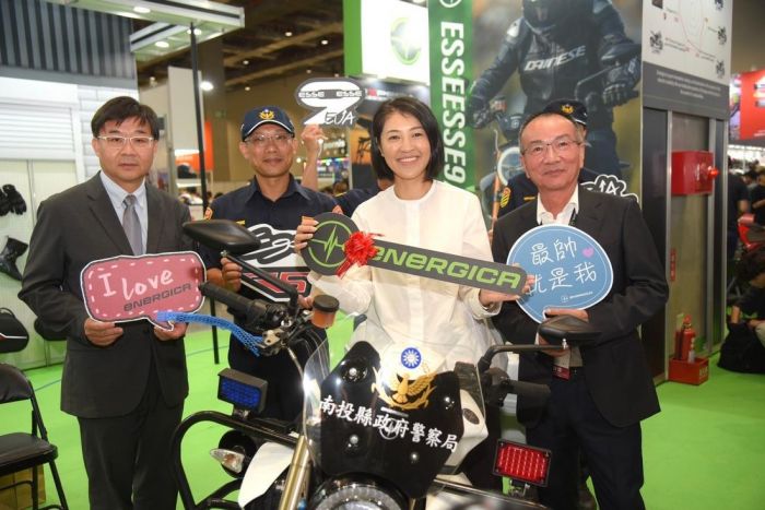 響應永續環保!臻裕企業捐贈電動重機給南投縣警察局