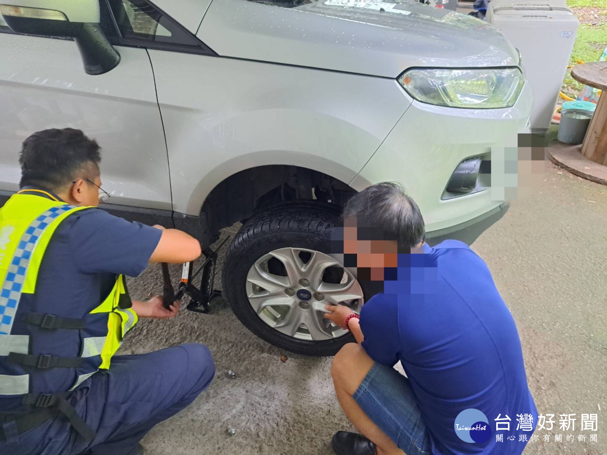 山區汽車爆胎，大溪警協助更換車輪。