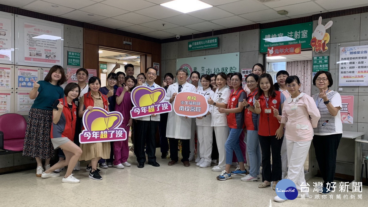 南投醫院與西醫診所協會詹建盛共同為民眾進行腹超檢查。（南投醫院提供）