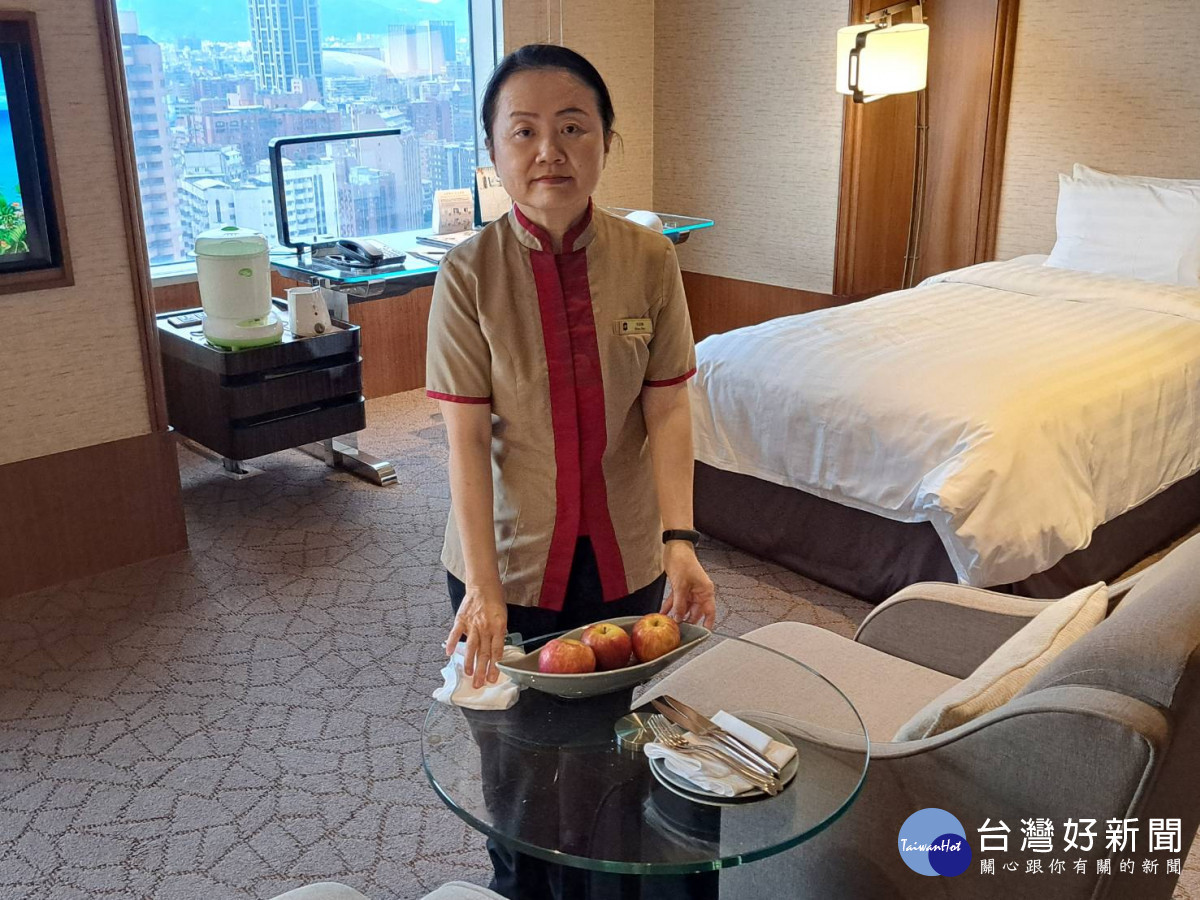 范英嬌因關廠失業，透過職訓，成功轉戰五星級飯店擔任房務服務員。