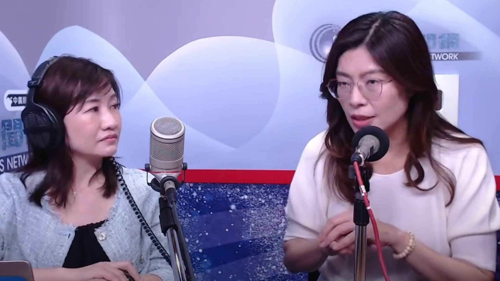 國民黨立委鄭麗文(右)24日上王淺秋主持的廣播節目談藍白合。翻攝《千秋萬事》節目