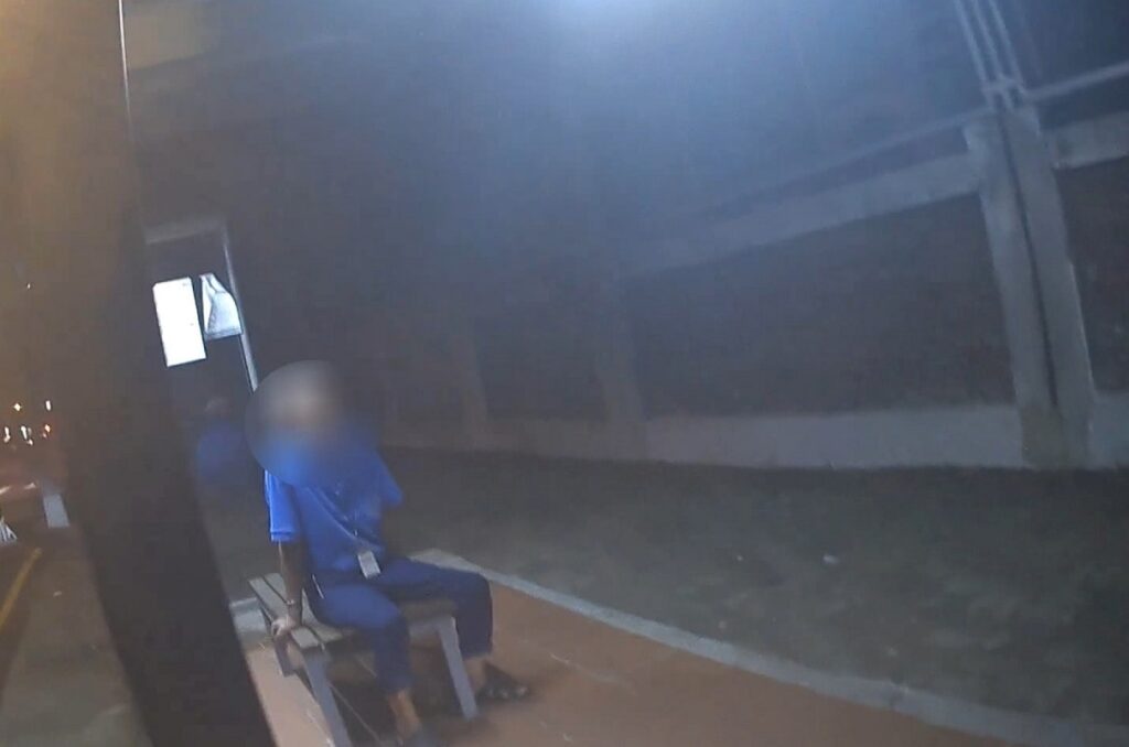 ▲圖說:三分局立德所員警晚間巡邏時,發現公車候車亭有人躺臥長椅上,趕緊上前關心 (圖/台中市政府提供)