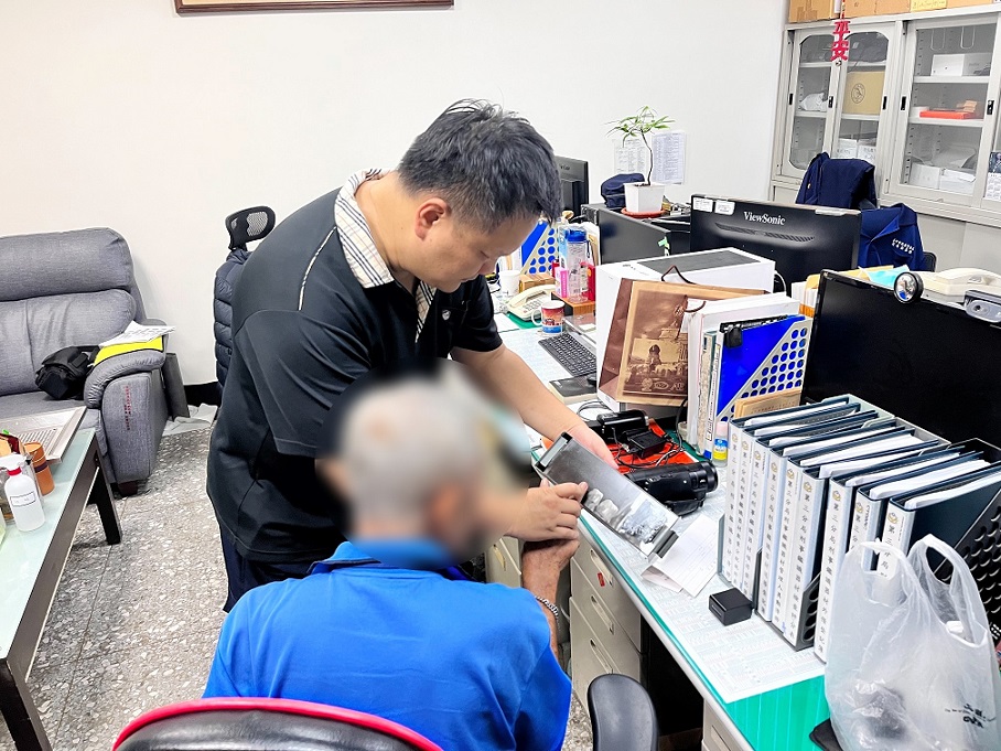 ▲圖說:在家屬同意下,警方幫賴姓阿伯製作捺印指紋建檔,增加一道安全防護網 (圖/台中市政府提供)