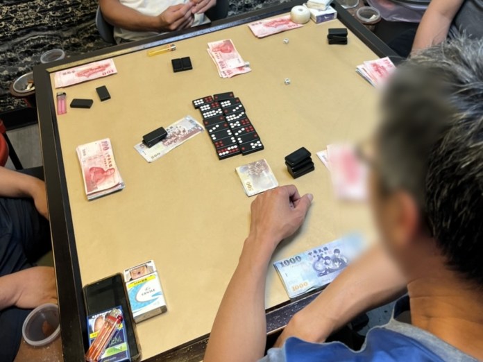 撞球館隔間附設天九牌賭場 警到場還在賭帶回14人 69 111 13 | 社會 社會 記者爆料網