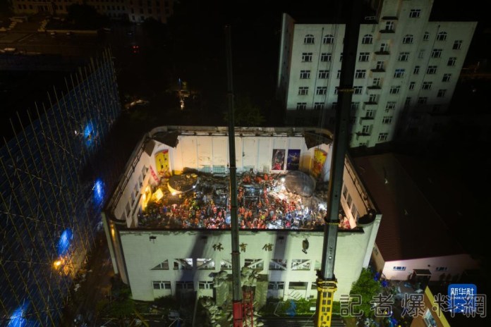 黑龍江齊齊哈爾1中學體育館屋頂坍塌 疑頂樓建材吸水釀11死 53 新華網1 | 國際 國際 記者爆料網