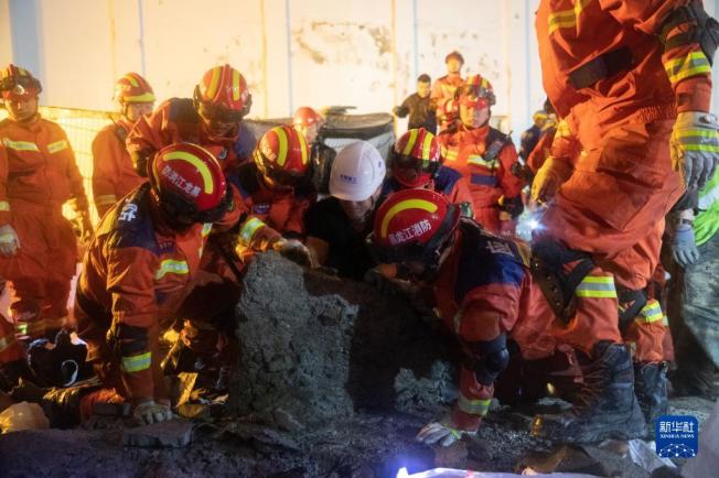 黑龍江齊齊哈爾1中學體育館屋頂坍塌 疑頂樓建材吸水釀11死 52 新華網 | 國際 國際 記者爆料網