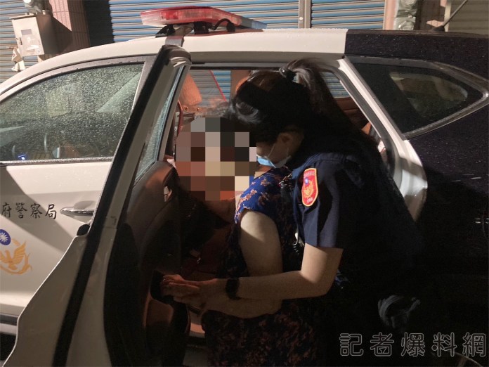台南嬤下雨天遭雨淋! 南警驚見協助送回溫暖家 64 S 541777944 | 社會 社會 記者爆料網