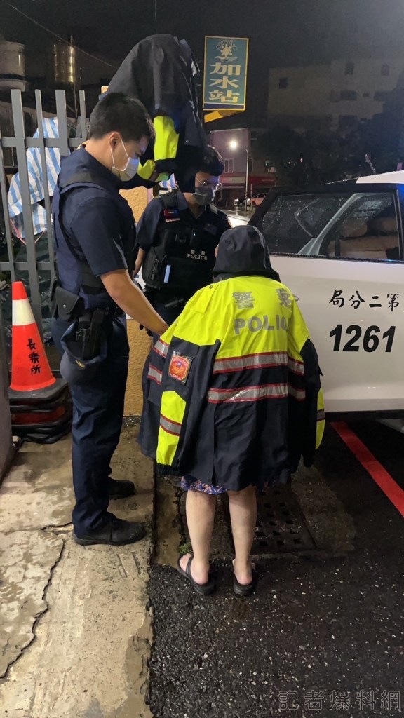 台南嬤下雨天遭雨淋! 南警驚見協助送回溫暖家 65 S 541777943 | 社會 社會 記者爆料網