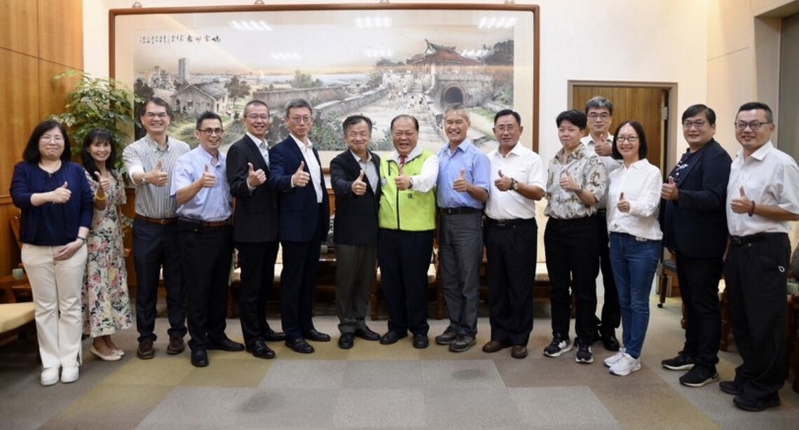 陳光復會見陸委會主委邱太三 盼推廣澎湖農產品