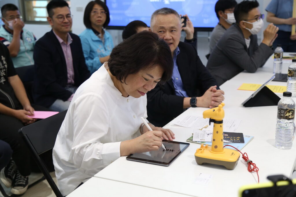_市長體驗平板寫毛筆字