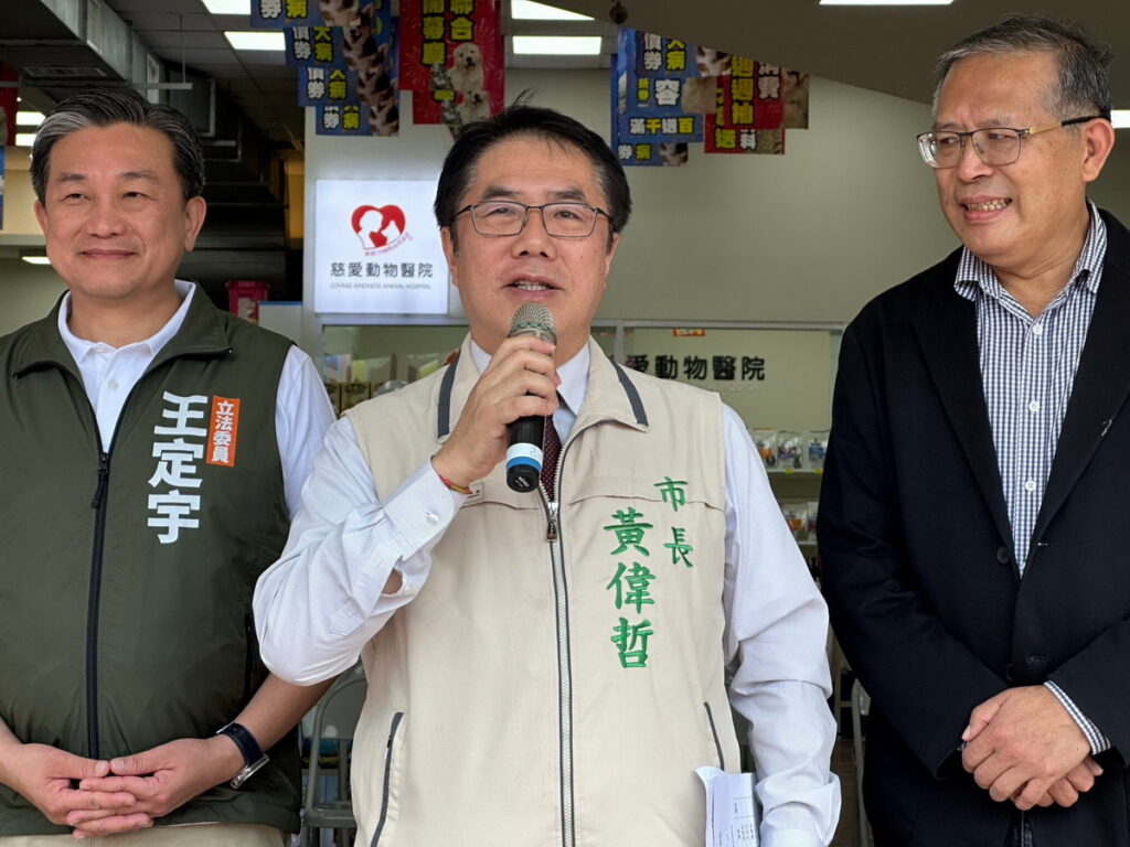▲東森寵物永康永大店X慈愛動物醫院大灣分院聯合開幕,台南市市長黃偉哲致詞。