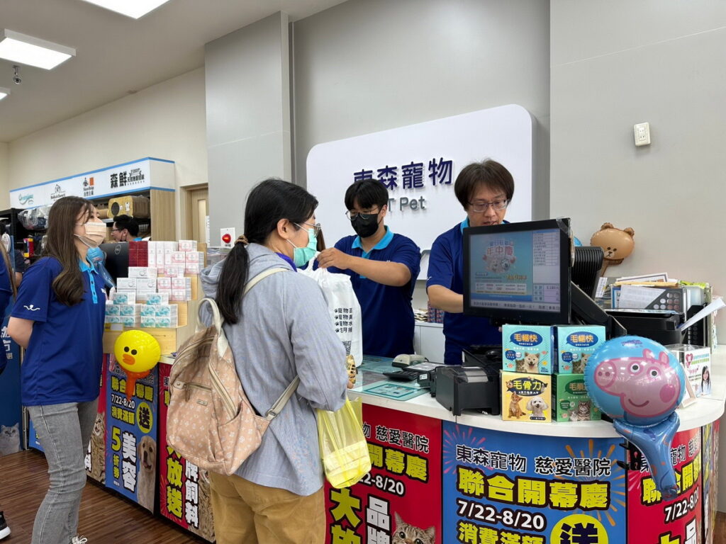 ▲慶祝裝修新開幕,東森寵物永康永大店推出多種優惠活動,各種寵物零食、用品通通有。