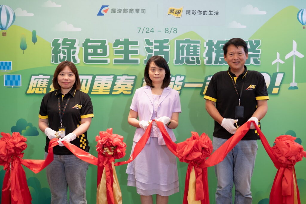 由左至右分別為燦坤行銷部副理黃孟惠、經濟部商業司司長蘇文玲、燦坤開發長李經緯。(燦坤提供)