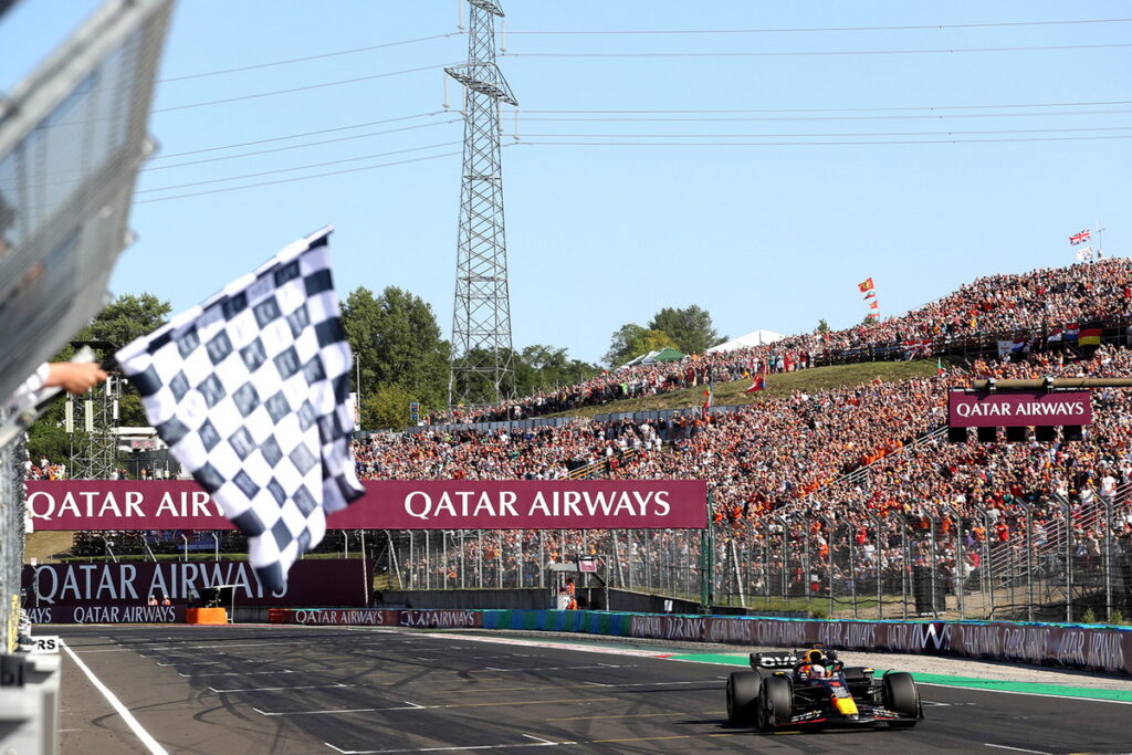 Max Verstappen行駛RB19在F1匈牙利大獎賽拿下他本季的第9場勝利(圖片來源:Red Bull)