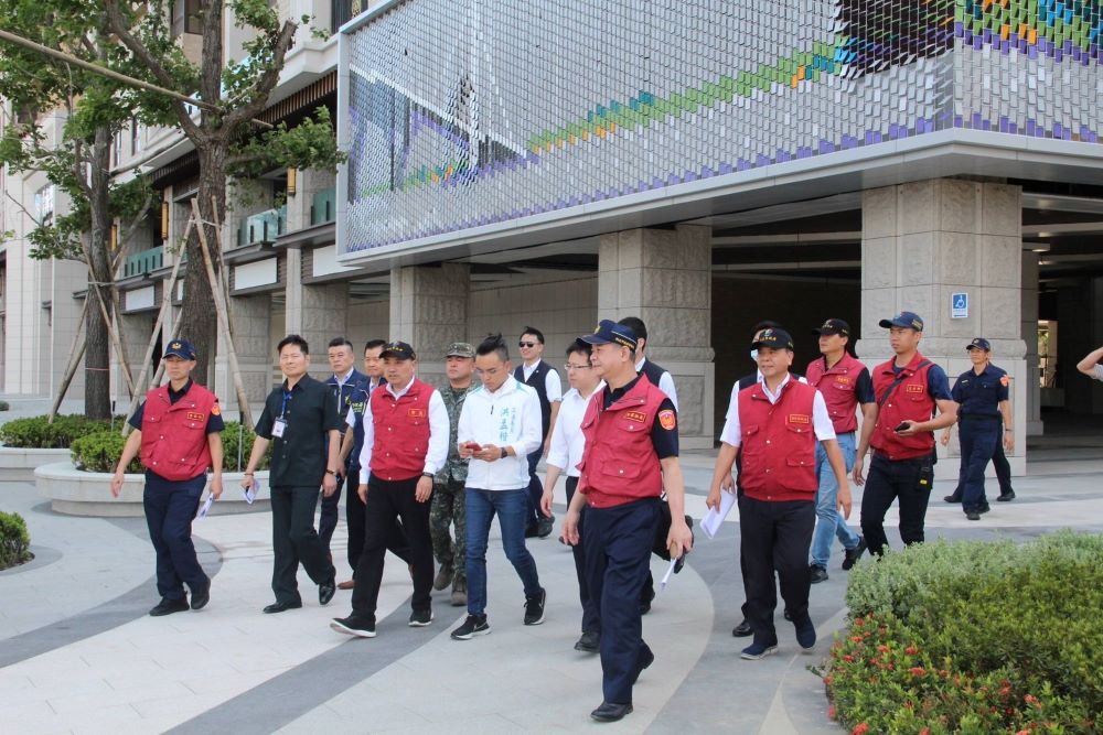 《圖說》侯友宜市長陪同行政院動員會報國防部全動署人力動員處簡任處長朱森村、演習統裁部副統裁官警政署副署長詹永茂視察演習,前排右一為警察局長廖訓誠。〈新北市警局提供〉