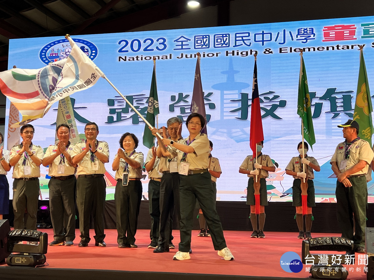 2023全國國中小學童軍大露營在彰化，授旗後縣長揮旗。圖／彰化縣政府提供