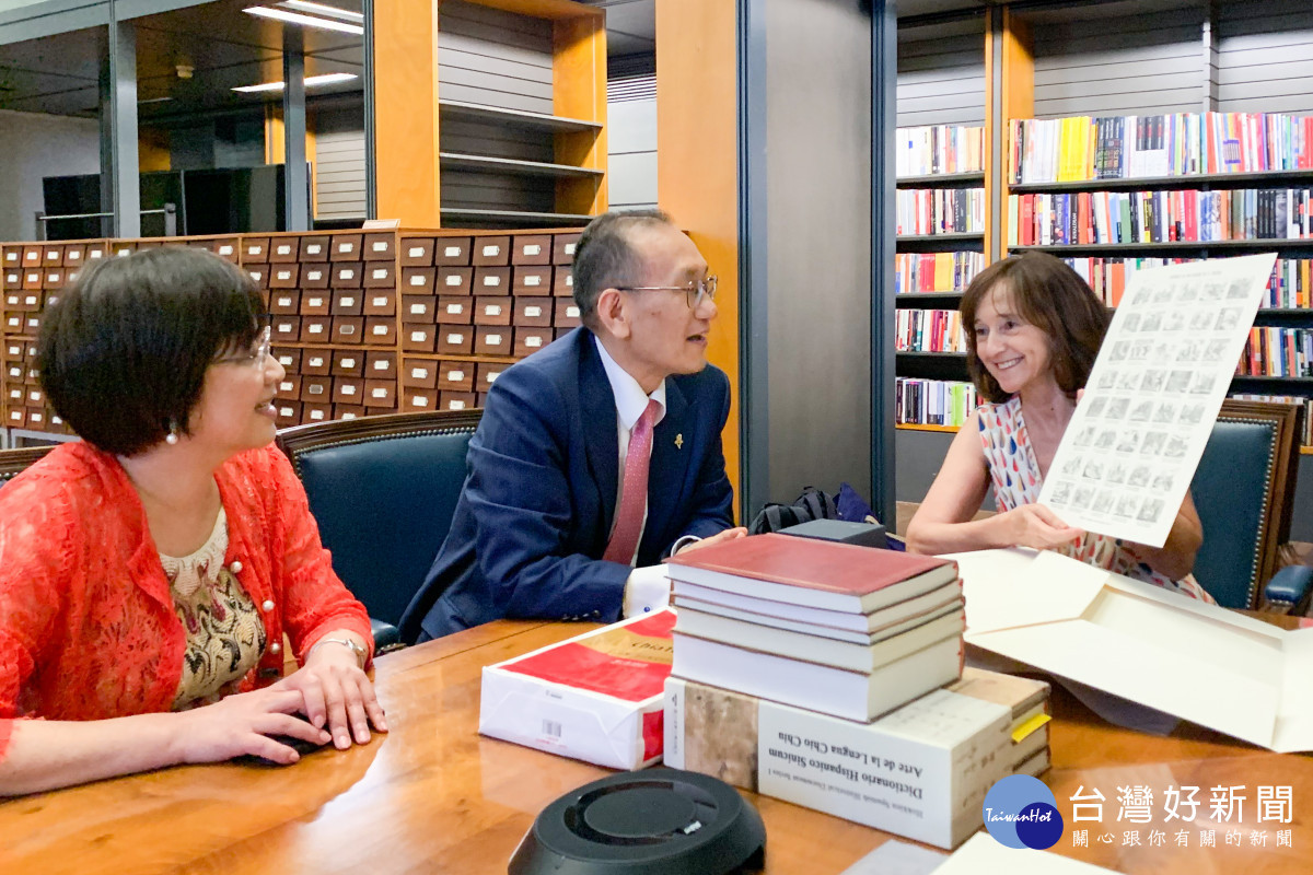 我國駐西班牙大使劉德立(中)代表清華大學贈書給西班牙國家圖書館,館長亞蘭布羅(右)回贈珍貴的館藏古文獻複製品。