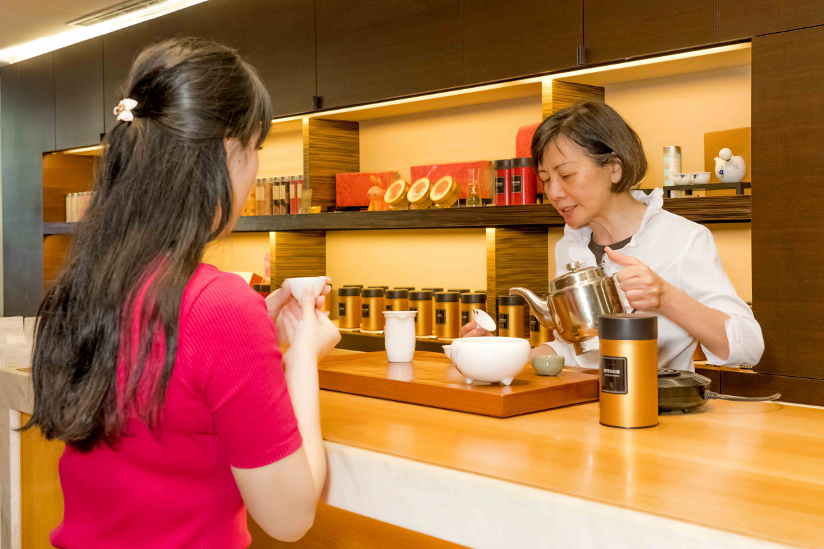 嶢陽茶行以客為尊,長春店與永康店均設有接待空間,能讓客人親自品味好茶,在試喝過程中了解顧客的需要,推薦適合的搭配茶品。(圖/嶢陽茶行提供)