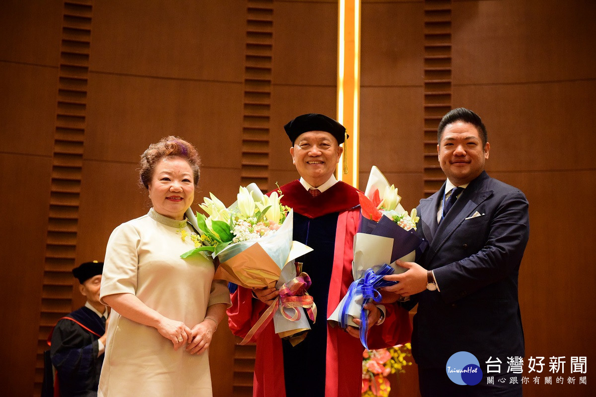 謝炎盛特別感謝妻子與家人的認同與支持,讓他能夠持續關懷學生和教育事業。