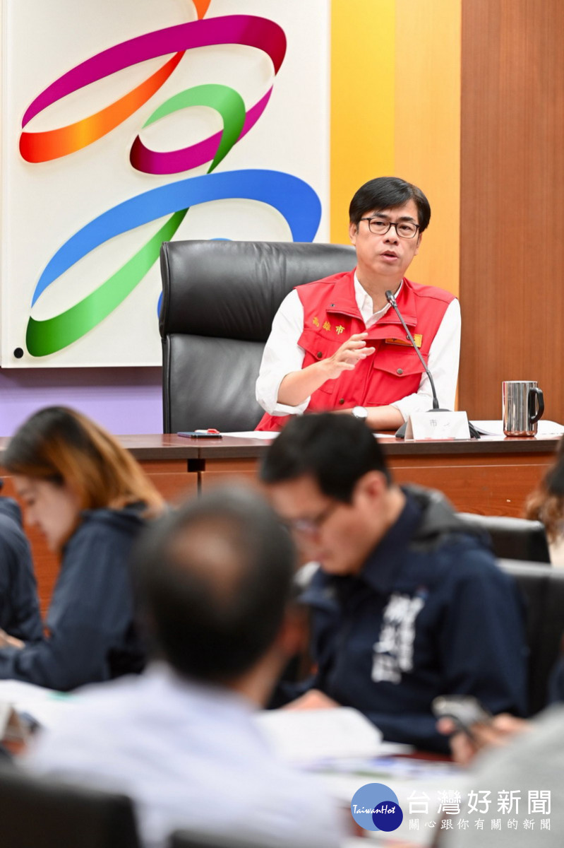▲陳其邁聽取水情防汛及防颱整備情形報告，要求市府各局處單位立即加強防範。