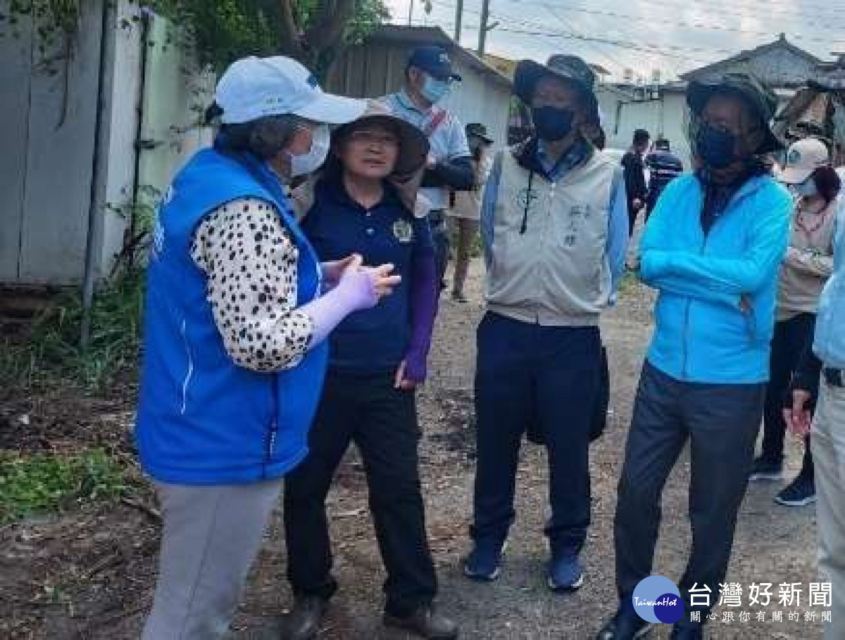 衛生局長曾春美向衛生福利部長薛瑞元及疾病管制署長莊人祥說明登革熱防治工作/縣政府提供