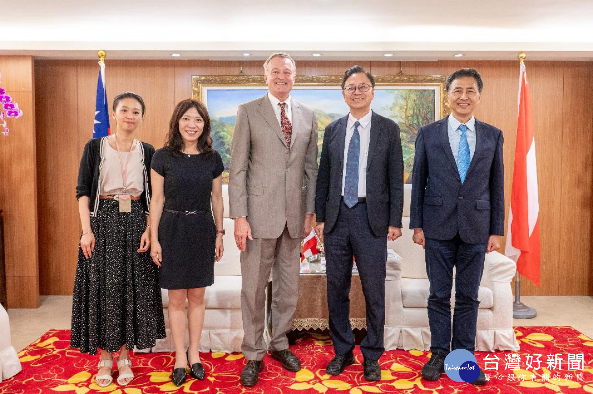 張善政市長與奧地利商務代表歐賀曼及貴賓合影。<br /><br /> <br /><br />