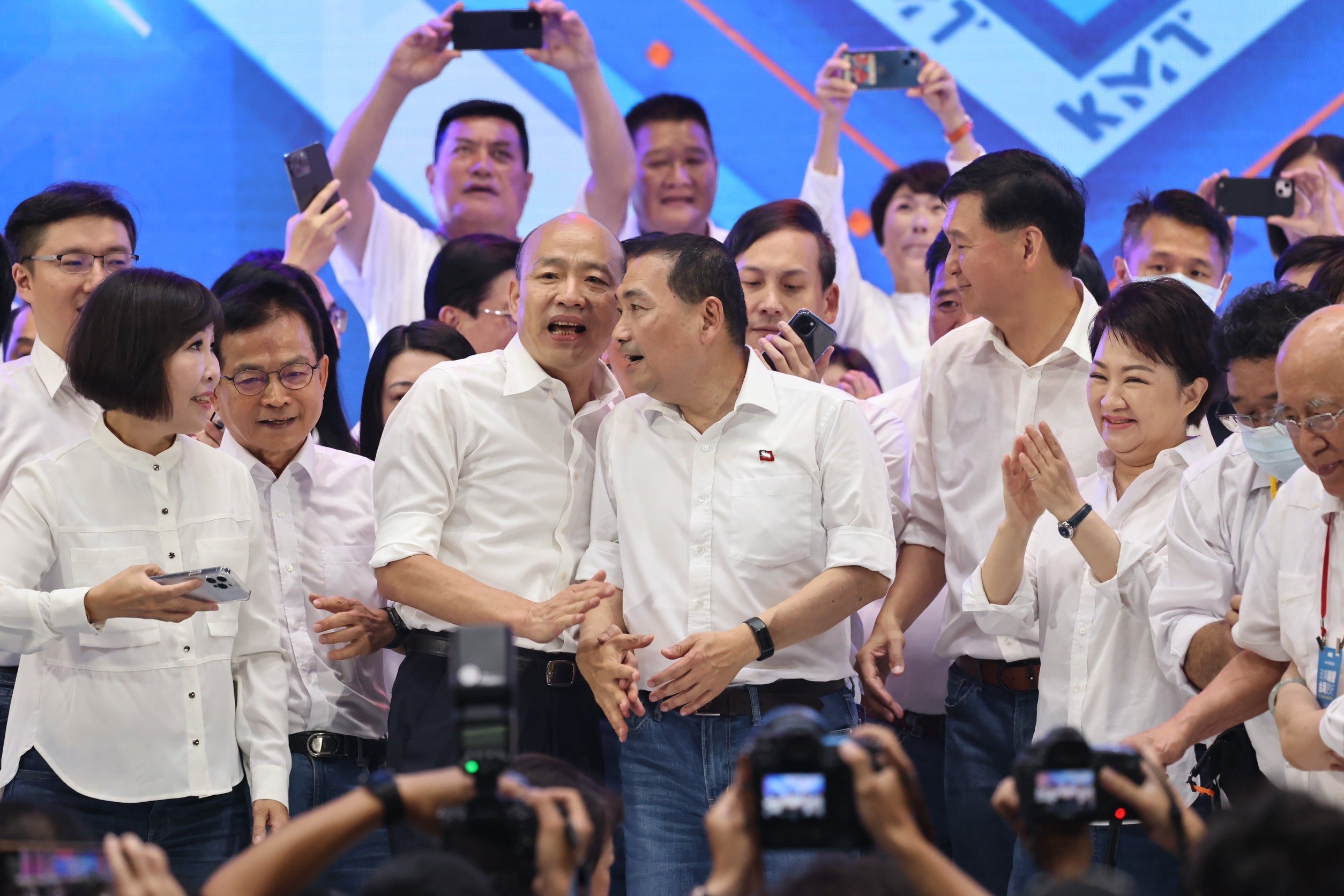 國民黨中評委邱復生提議將高雄市前市長韓國瑜(前排左2)列不分區立委第一位。資料照片/林啟弘攝