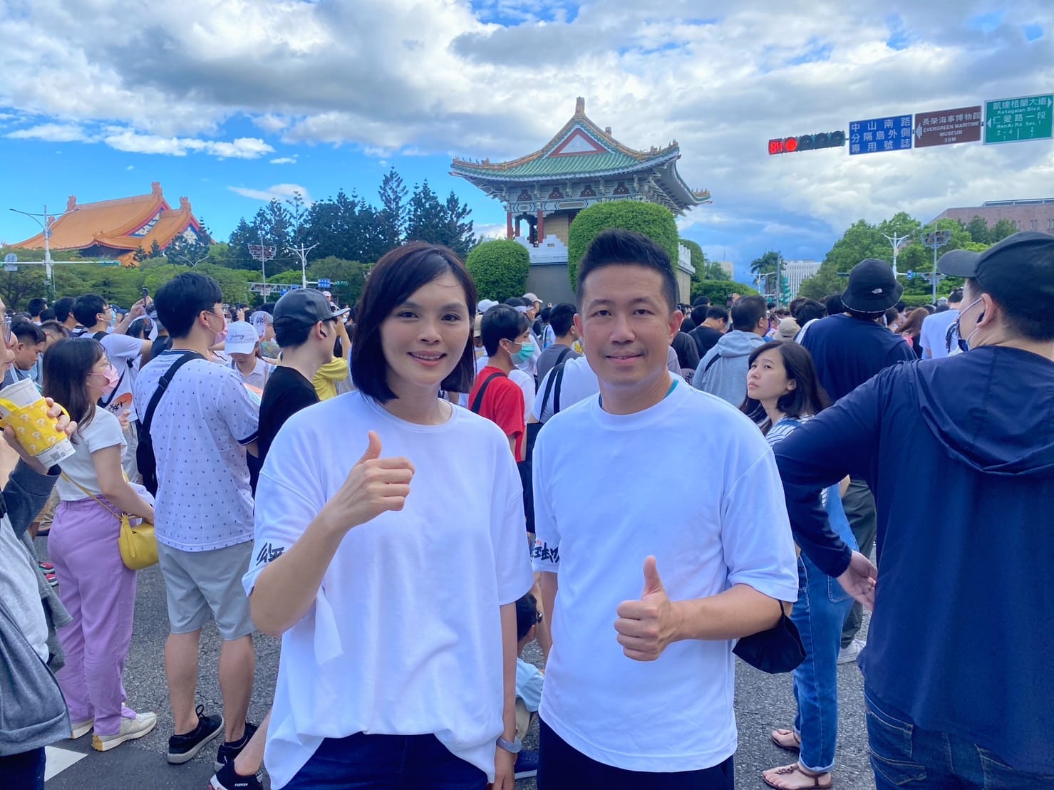 國民黨高市議員李眉蓁(左)、鍾易仲(右)等人組成的KK政線今日喊話,先促成國會藍白合拚過半,呼籲兩黨高層速建提名共識。翻攝KK政線臉書