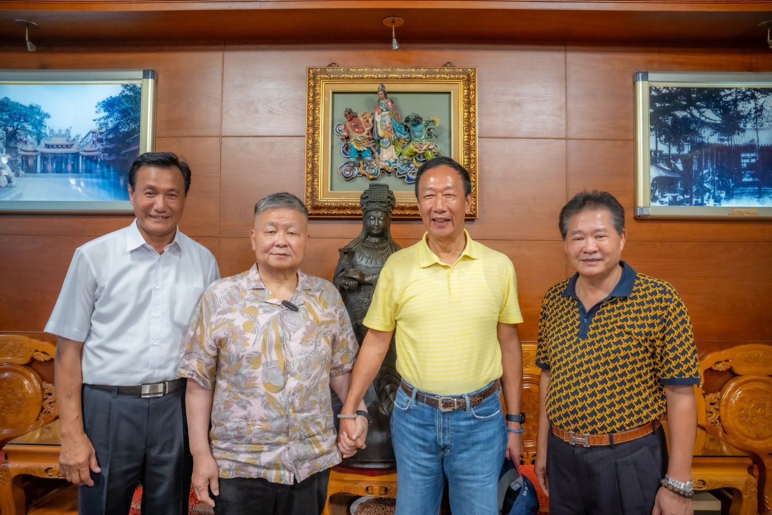 鴻海創辦人郭台銘(右2)到鎮瀾宮參拜,和鎮瀾宮董事長顏清標(左2)互動熱絡,兩人不時十指緊扣牽手。郭台銘辦公室提供