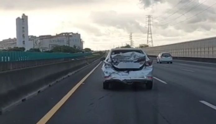 撞成這樣還在開! 自小客車車尾撞爛仍行駛國道 73 車尾撞爛的自小客車仍行駛國道。民眾提供 | 社會 社會 記者爆料網