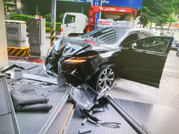 (失控衝撞店門片)台中無老鍋分店被撞! 自小客車閃避貨車不及衝撞店門 78 | 社會 社會 記者爆料網