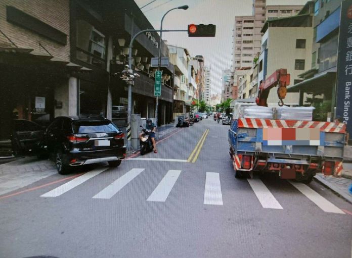 (失控衝撞店門片)台中無老鍋分店被撞! 自小客車閃避貨車不及衝撞店門 76 | 社會 社會 記者爆料網